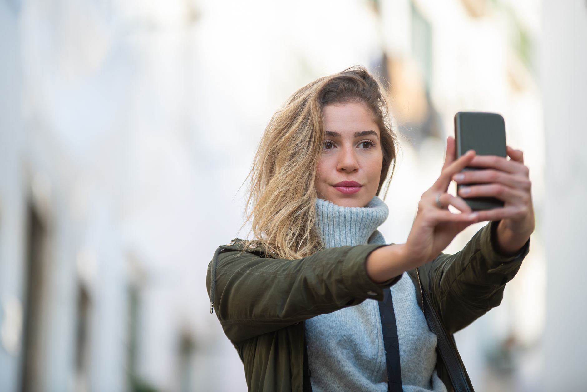 Jovem fazendo selfie na rua